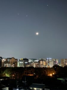 夜空の月を写した写真